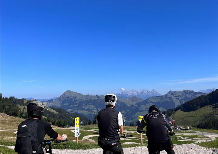 Am Startplatz am Ende des Förderbands kann man aus 6 unterschiedlichen Lines auswählen und den Ausblick aufs Kitzbüheler Horn genießen.