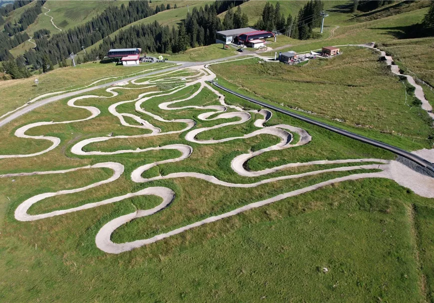 Blick auf die MTB Family Area Streiteck mit Flat Learn Area, easy, medium und hard line sowie der Mini Jumpline und der Sonnenterrasse vom JufenBeach (Einkehr mit Snack, Drinks & Kuchen).