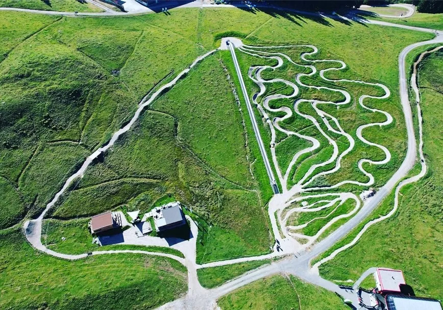 Blick auf die MTB Family Area Streiteck mit Flat Learn Area, easy, medium und hard line sowie der Mini Jumpline und der Sonnenterrasse vom JufenBeach (Einkehr mit Snack, Drinks & Kuchen).