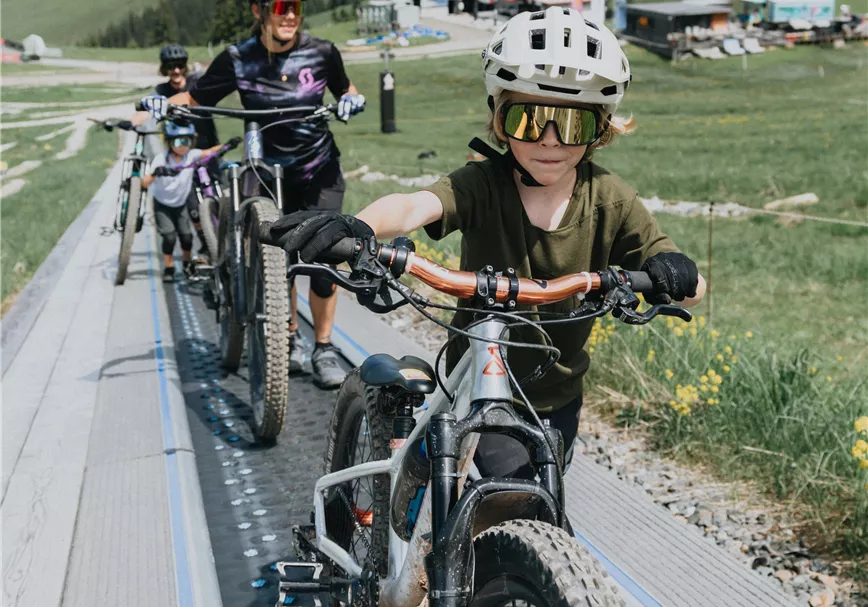 Gemütlich mit dem Förderband bergauf bei den 360° Flow Trails in der MTB Family Area Streiteck