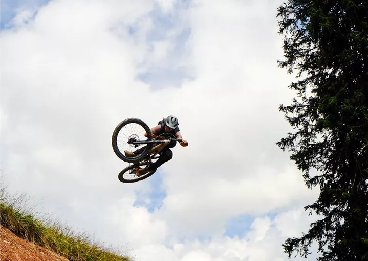 Sprung auf dem Hahnenkamm Trail