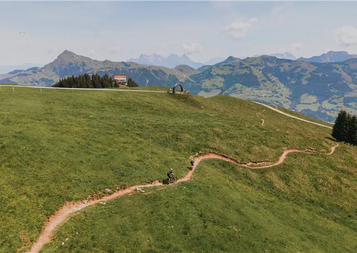 Mountainbiker am Hahnenkamm Trail