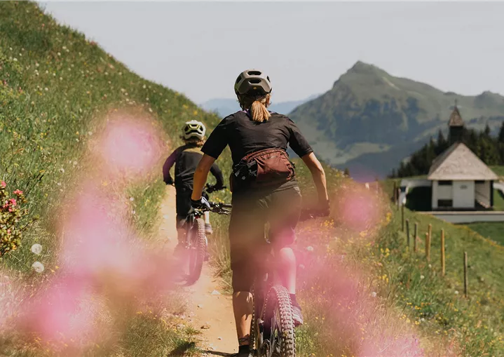 Hahnenkamm Trail mit Bergpanorama