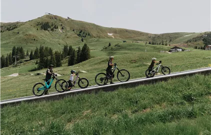 In der MTB Family Area Streiteck Mulde geht s mit dem Förderband gemütlich bergauf. Mini Jumpline im Hintergrund.