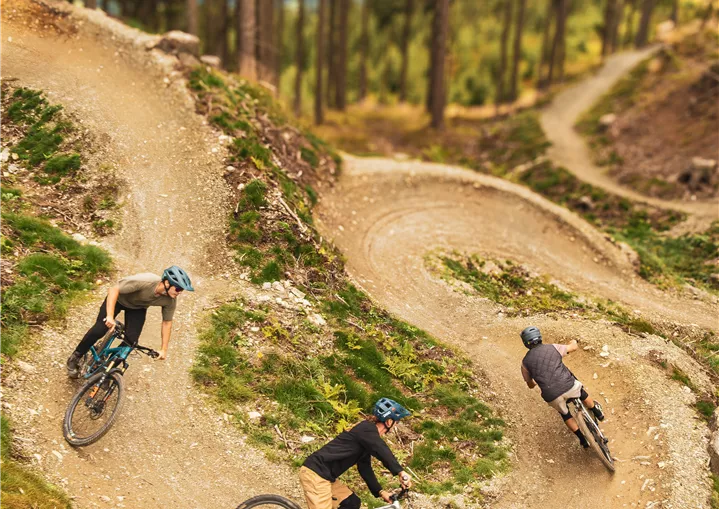 Jungs am Kirchberg Trail in der Fleckalm Trail Überbrückungssektion