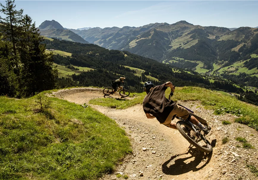 Jungs am Kirchberg Trail mit dem Großen Rettenstein im Hintergrund