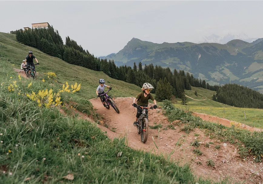 Mountainbiker auf dem Hahnenkamm Trail