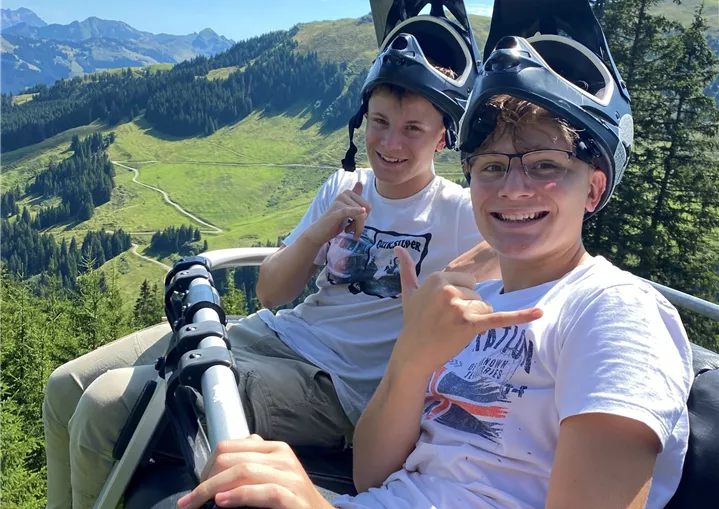 Mountainbiker im Sessellift