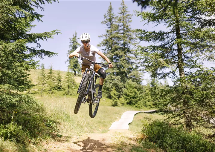 Sprung auf dem Sonnenrast Trail